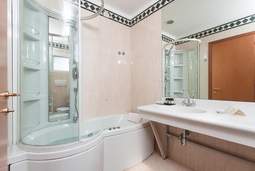 Family Suite with Spa Access,685692342:JPEG