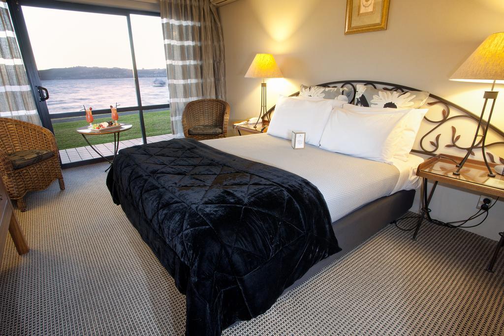Standard Queen Room with Lake View,152572351:JPEG