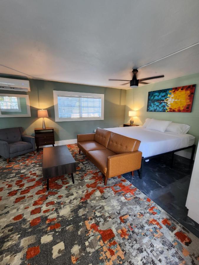 Standard Studio,1237407502:JPEG