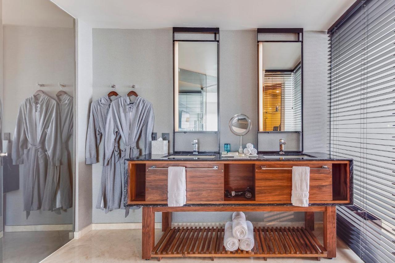 Premium Partial Ocean View 1 King