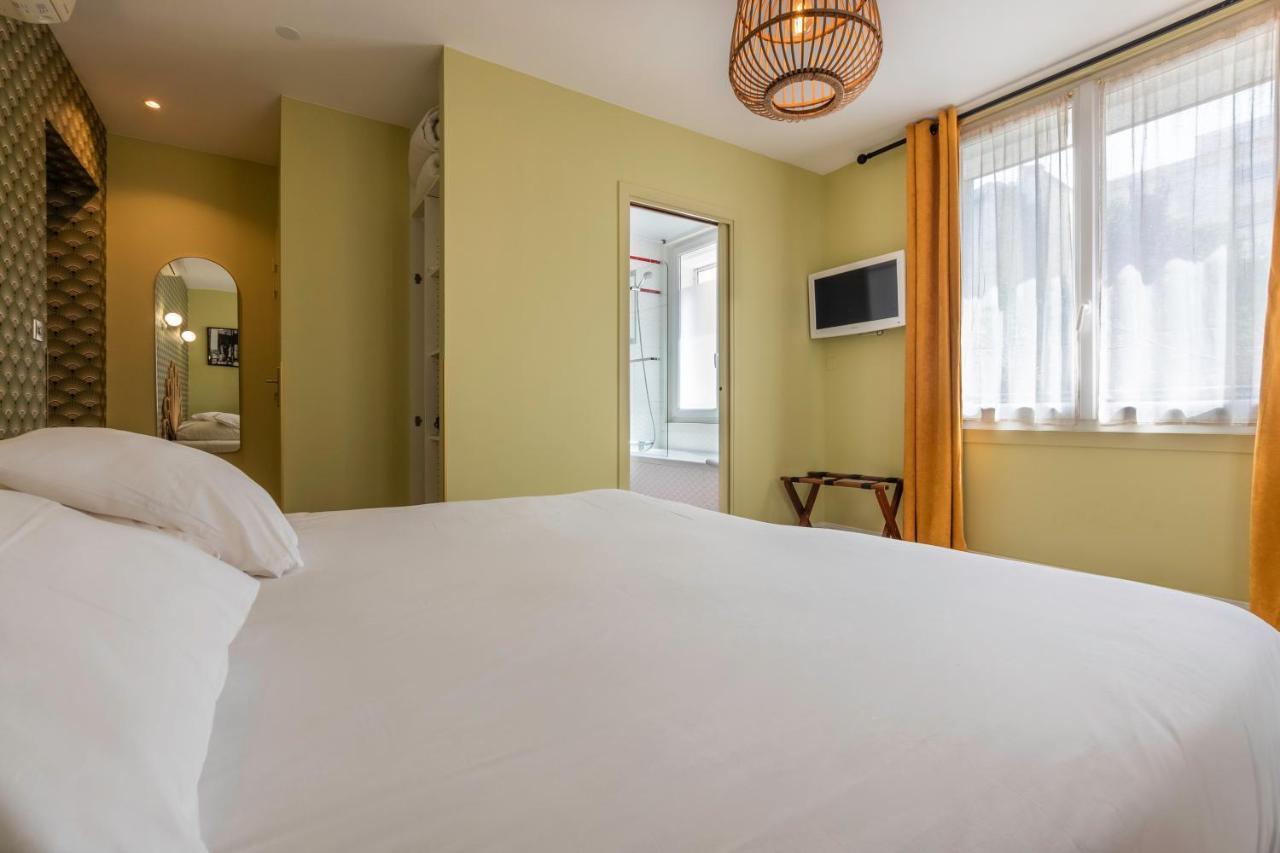 Double Room Standing