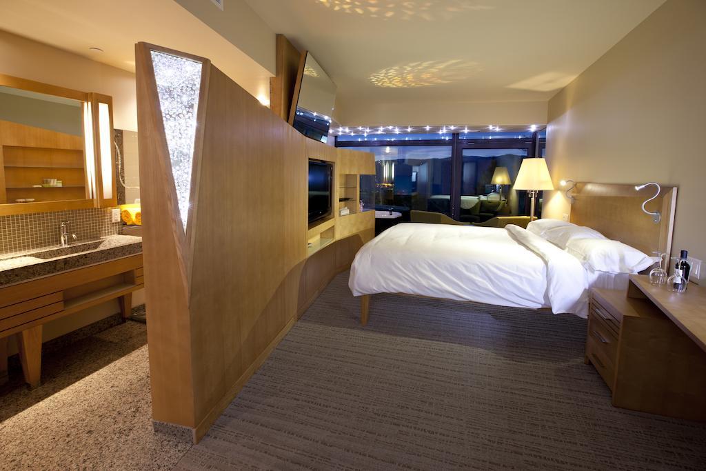Standard Zimmer mit Kingsize-Bett und Seeblick