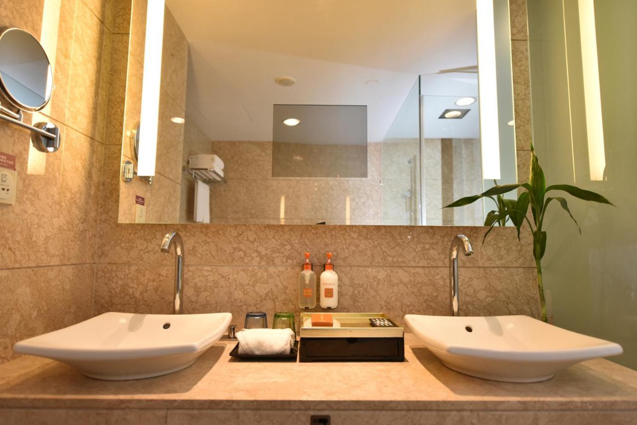 One-Bedroom Suite Lounge Access