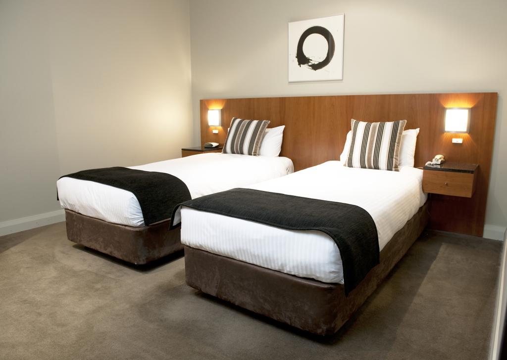 Two-Bedroom Apartment with One Queen Bed and Two Single Beds,1278642532:JPEG