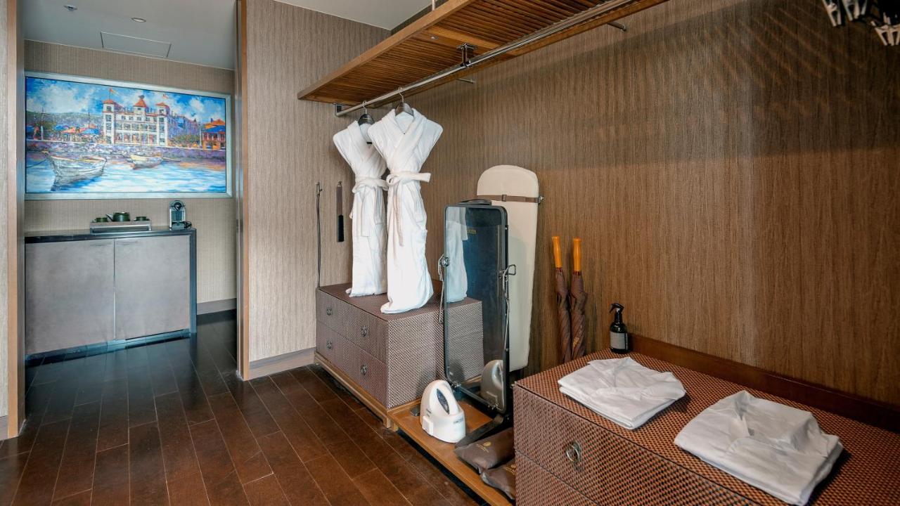 King Junior Suite on Higher Floor with Complimentary Minibar,1263378556:JPEG