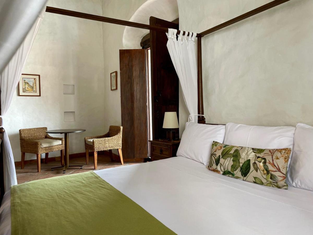 Habitación con cama extragrande.