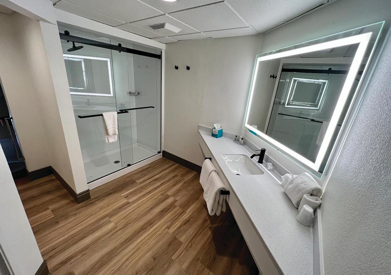 Champagne Tower Suite