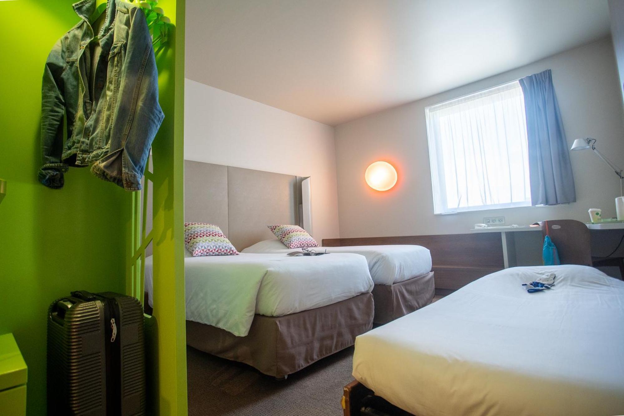 Standard Queen Room Three Single Beds