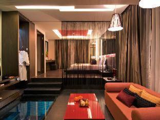 Deluxe King Room Pool Access