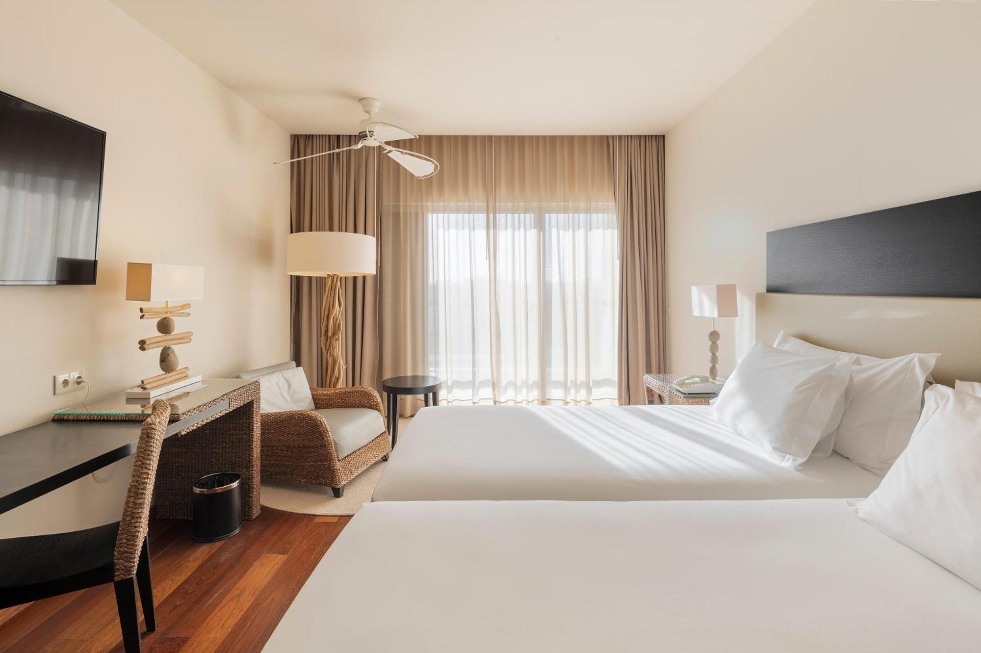 Standard Doppel- oder Zweibettzimmer mit seitlichem Meerblick – untere Etage, Vilamoura-Seite
