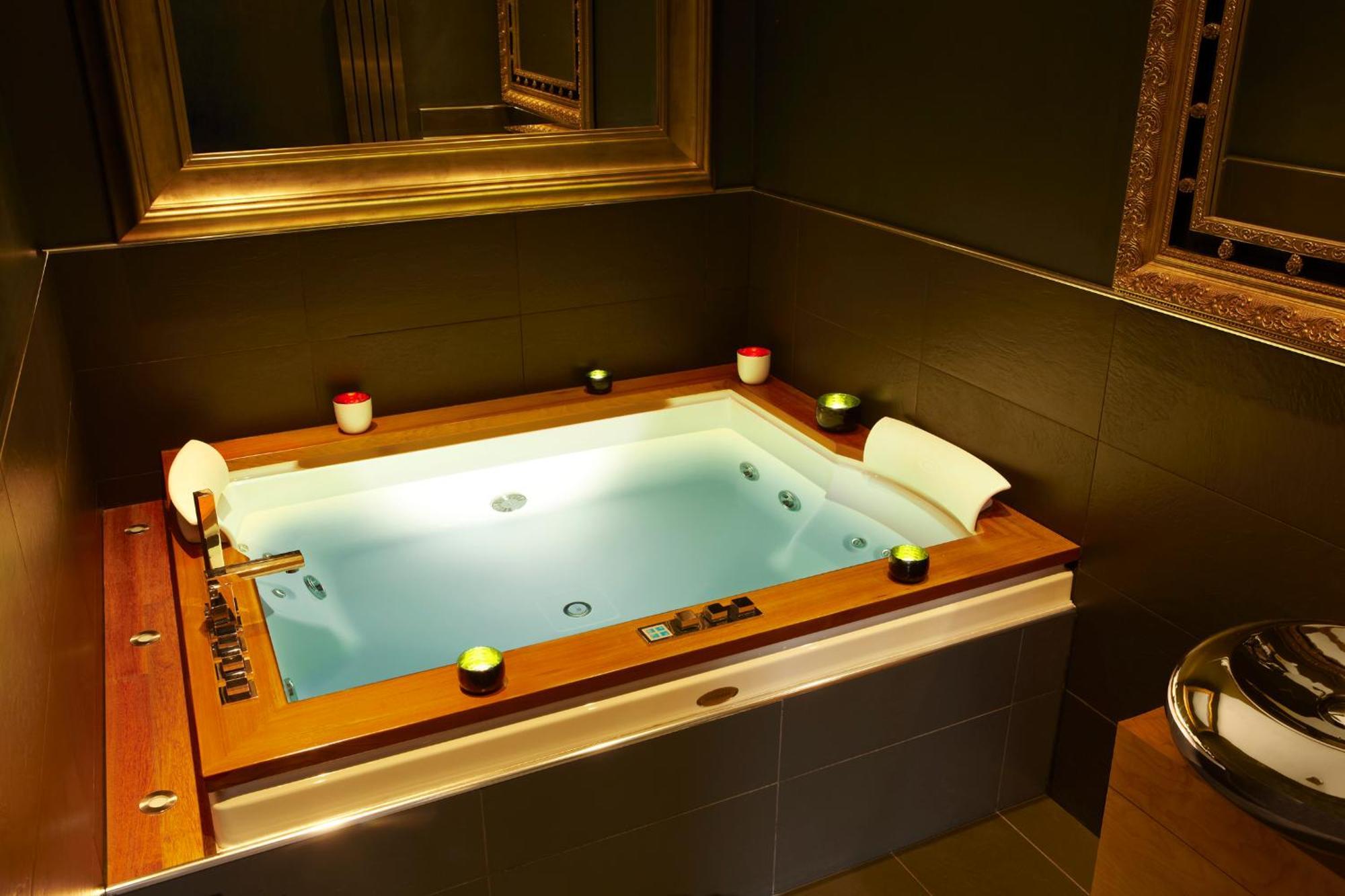 Jacuzzi Suite