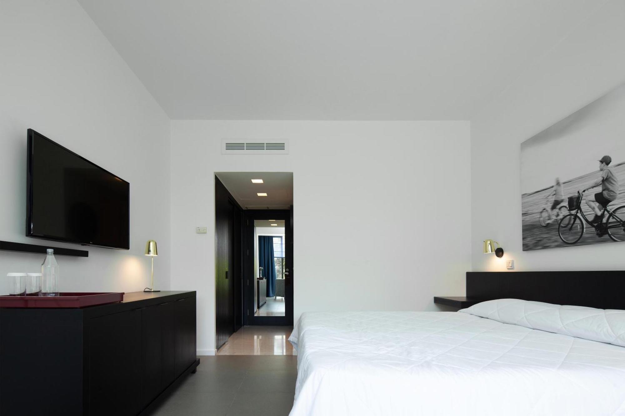 Connecting Inland View Room