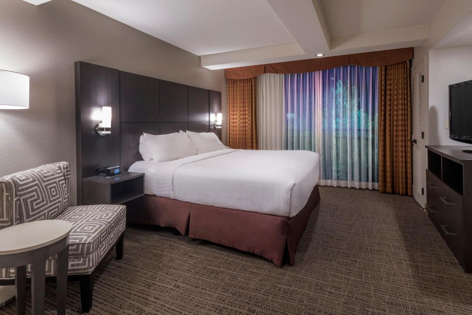 One-Bedroom King Suite,1538176645:JPEG