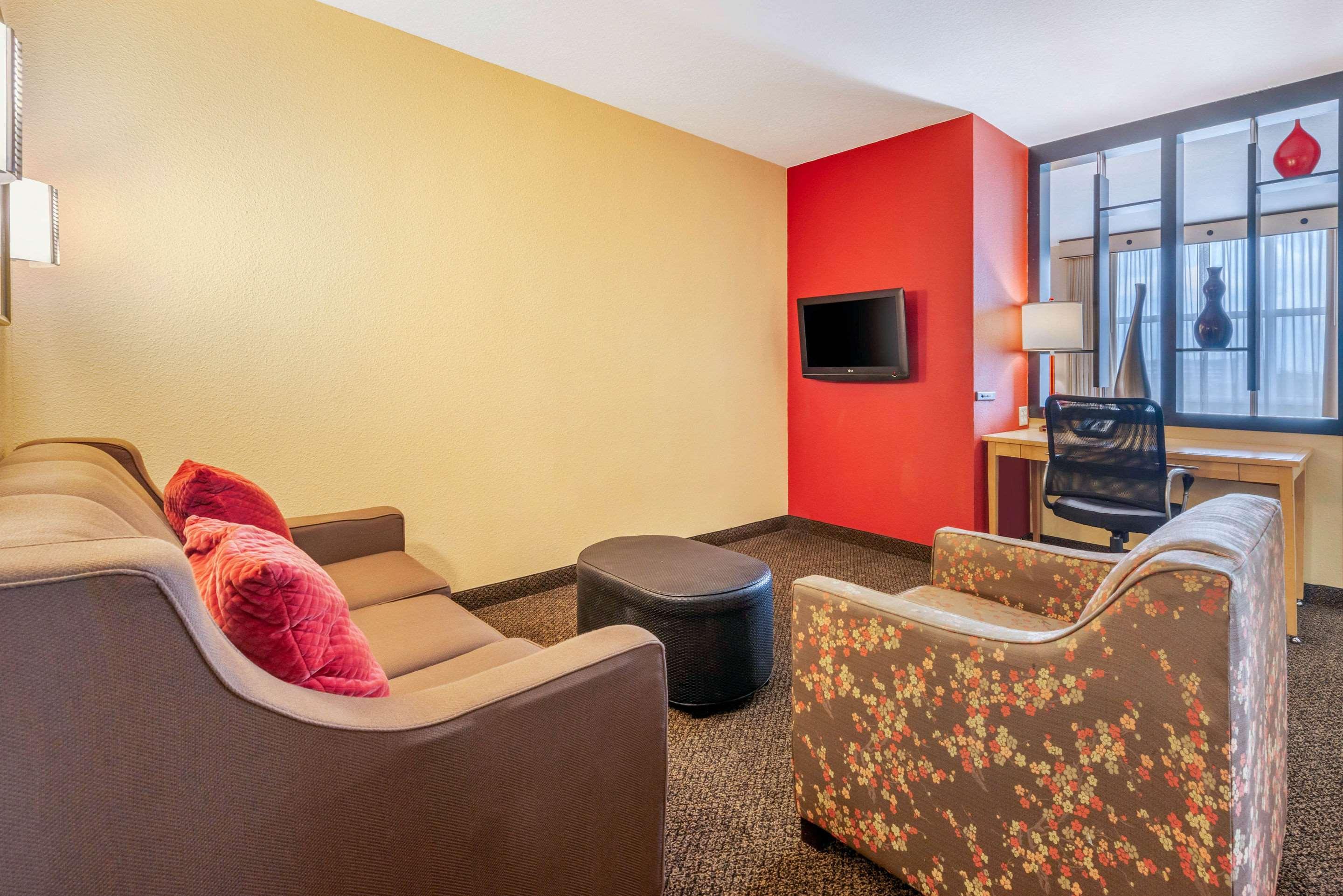 King Suite Two King Beds Sofa Bed Non-Smoking
