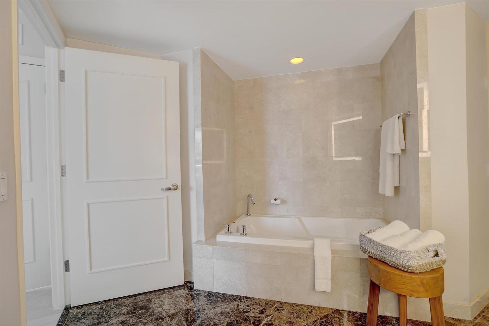 Junior King Suite Ocean View