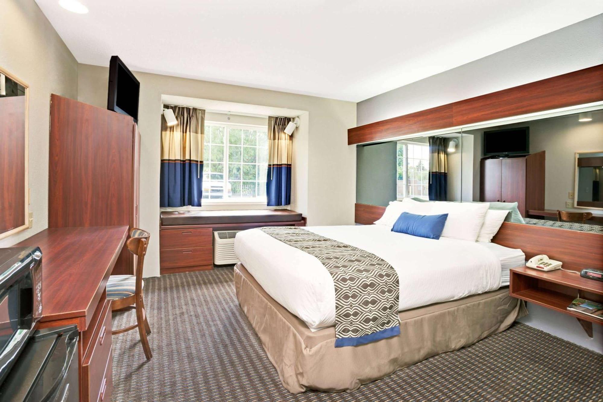 Deluxe Queen Room Disability Access or Non-Smoking