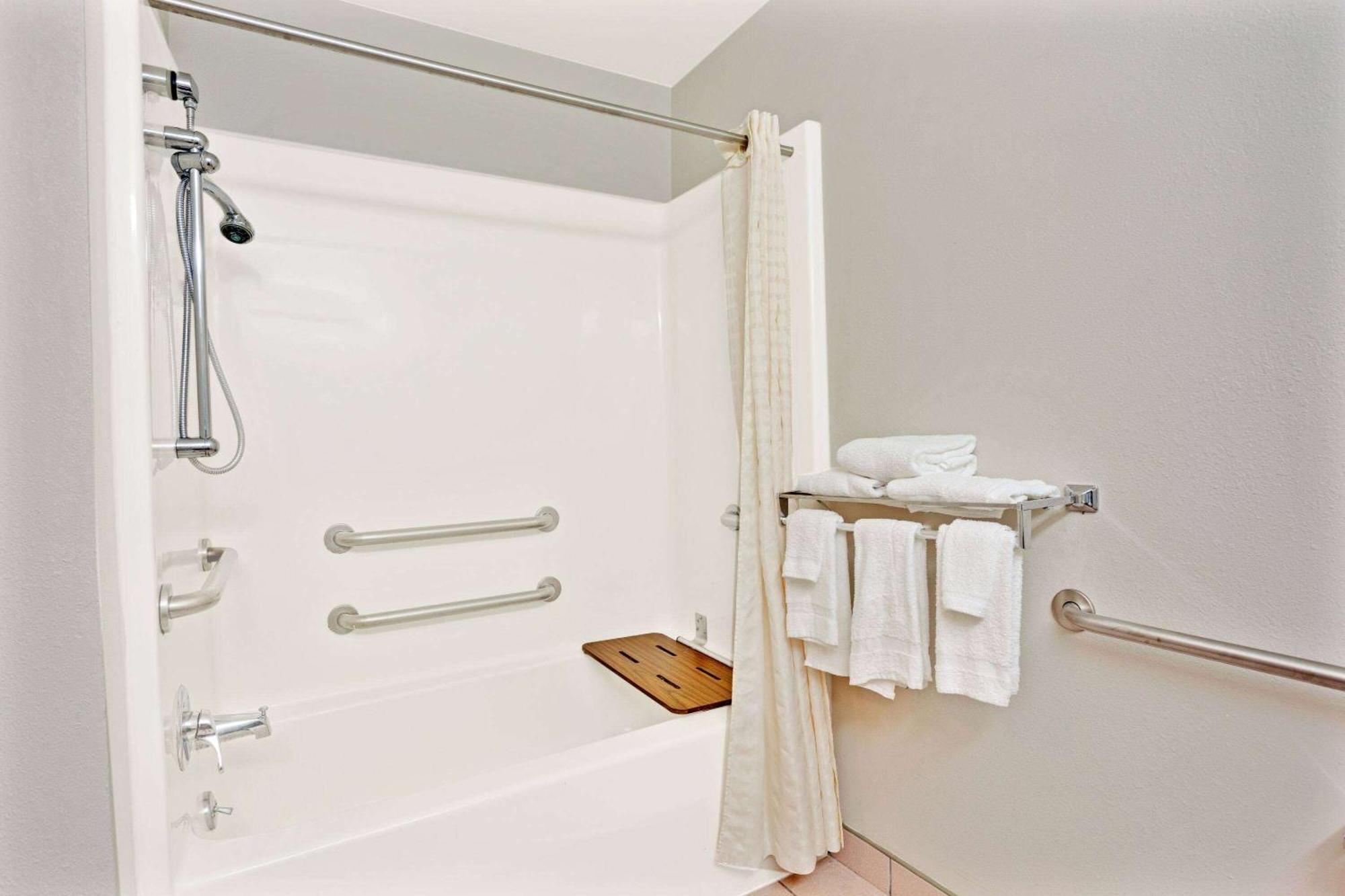 Deluxe Queen Room Disability Access or Non-Smoking