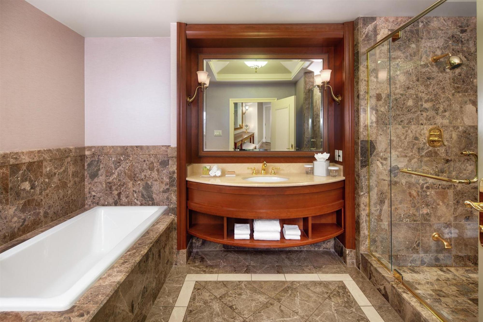 Deluxe King Room with Lake View,1277337526:JPEG