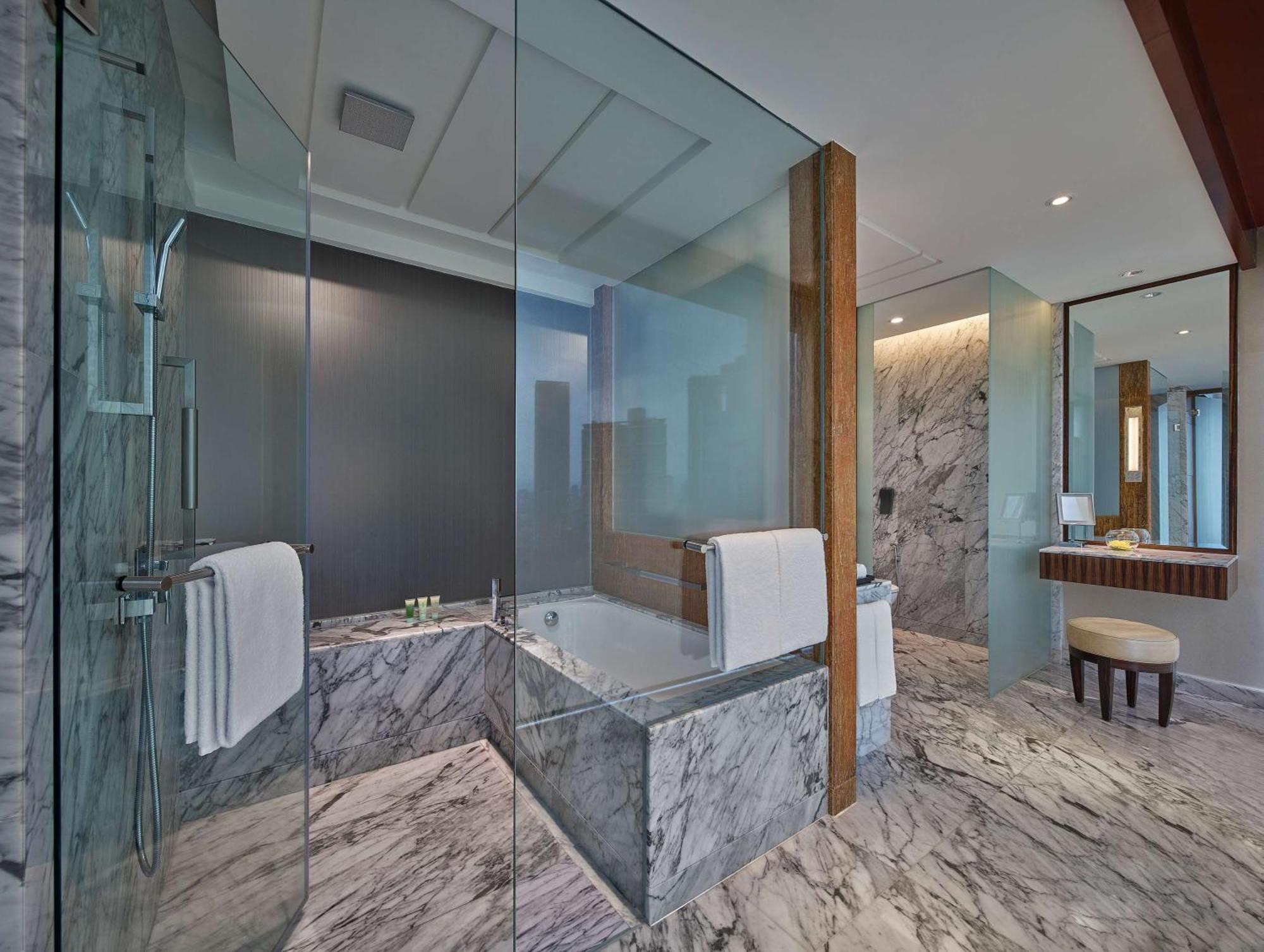 Chambre Lit King-Size de Luxe - Vue sur Tour