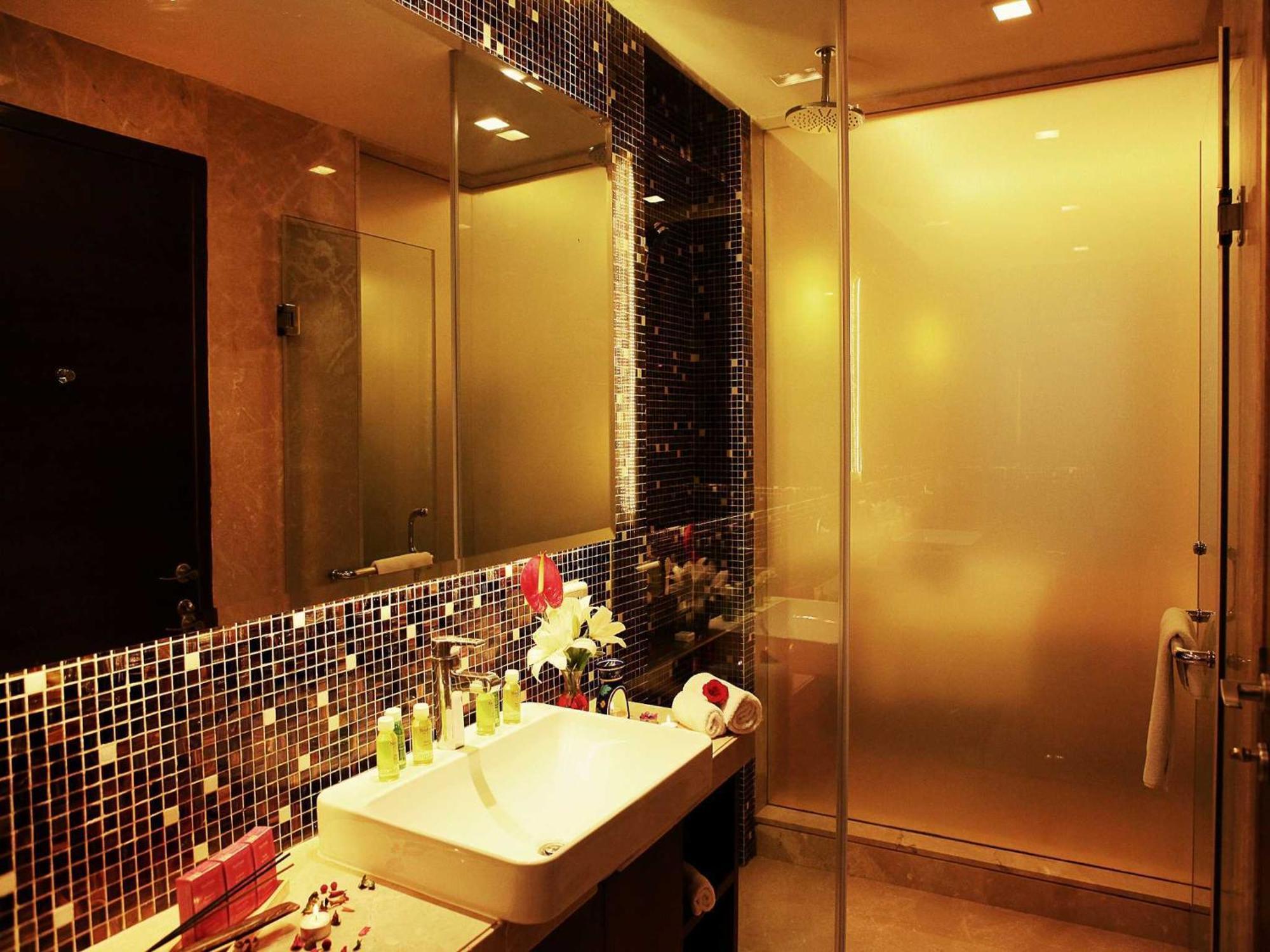 Club Double or Twin Room on food & soft beverages 