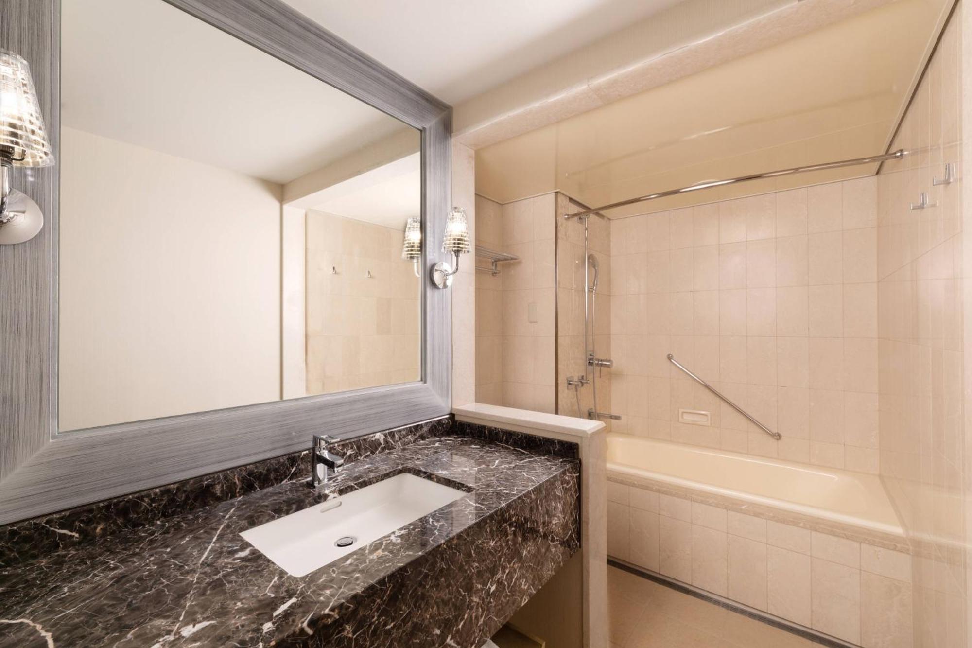 Superior King Room,1389991148:JPEG