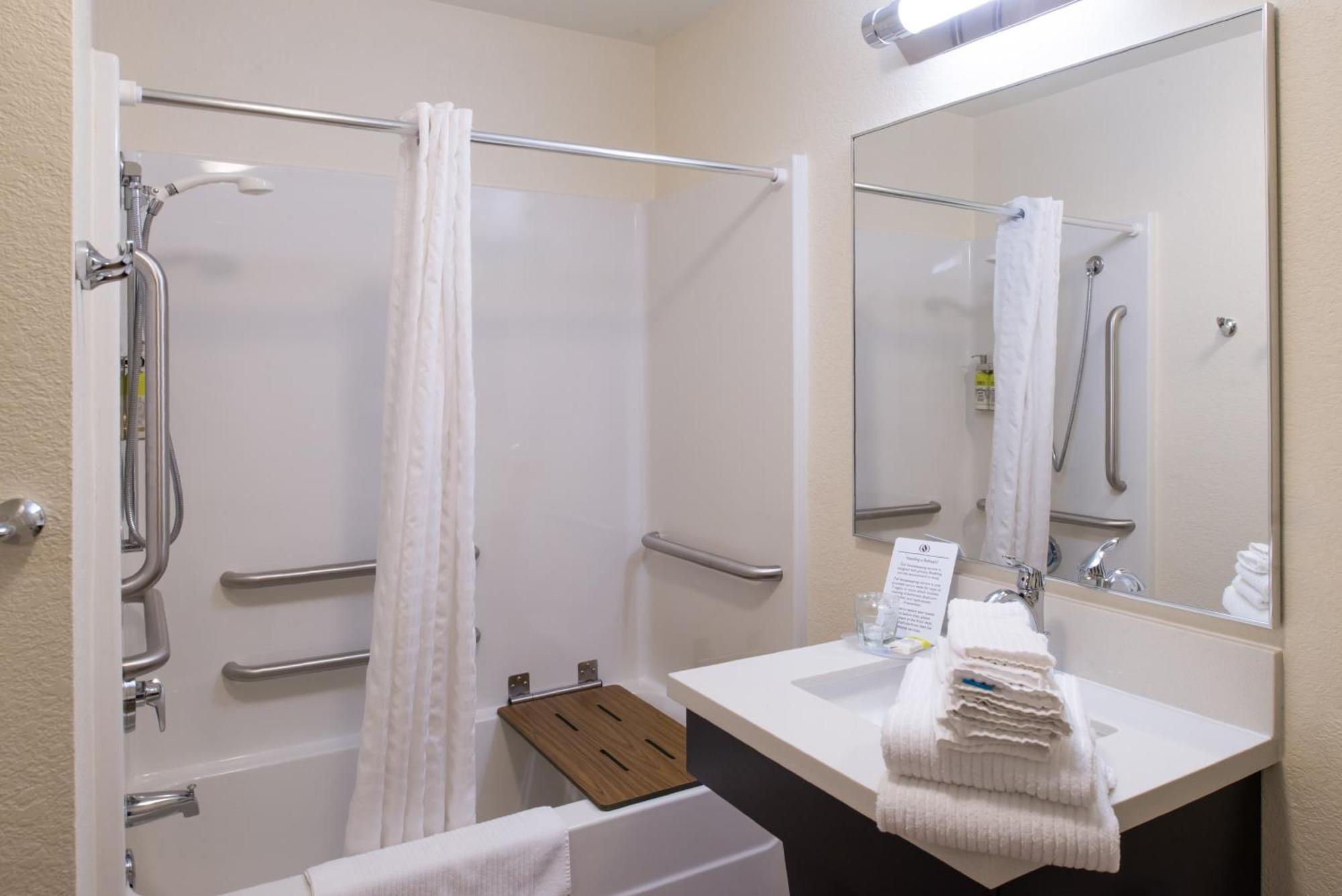 Queen Studio Roll Shower Non-Smoking