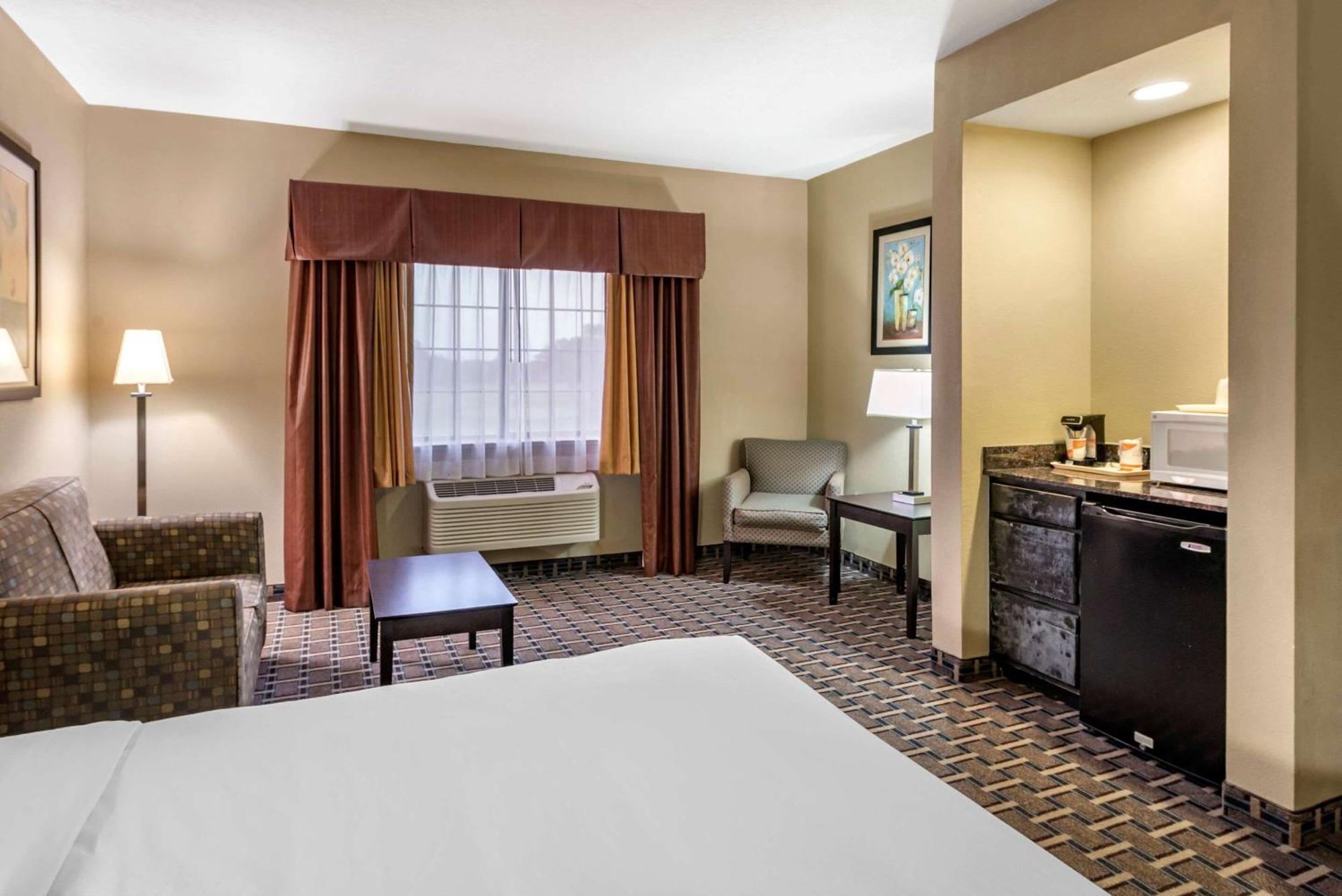 Suite Two Queen Beds Sofa Bed Accessible or Non Smoking