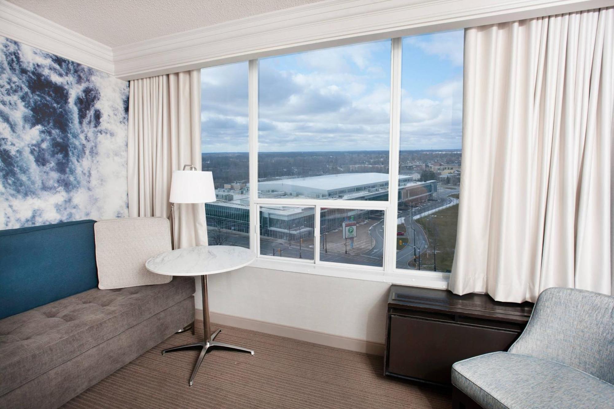 Habitación con 2 camas grandes y vistas a la ciudad