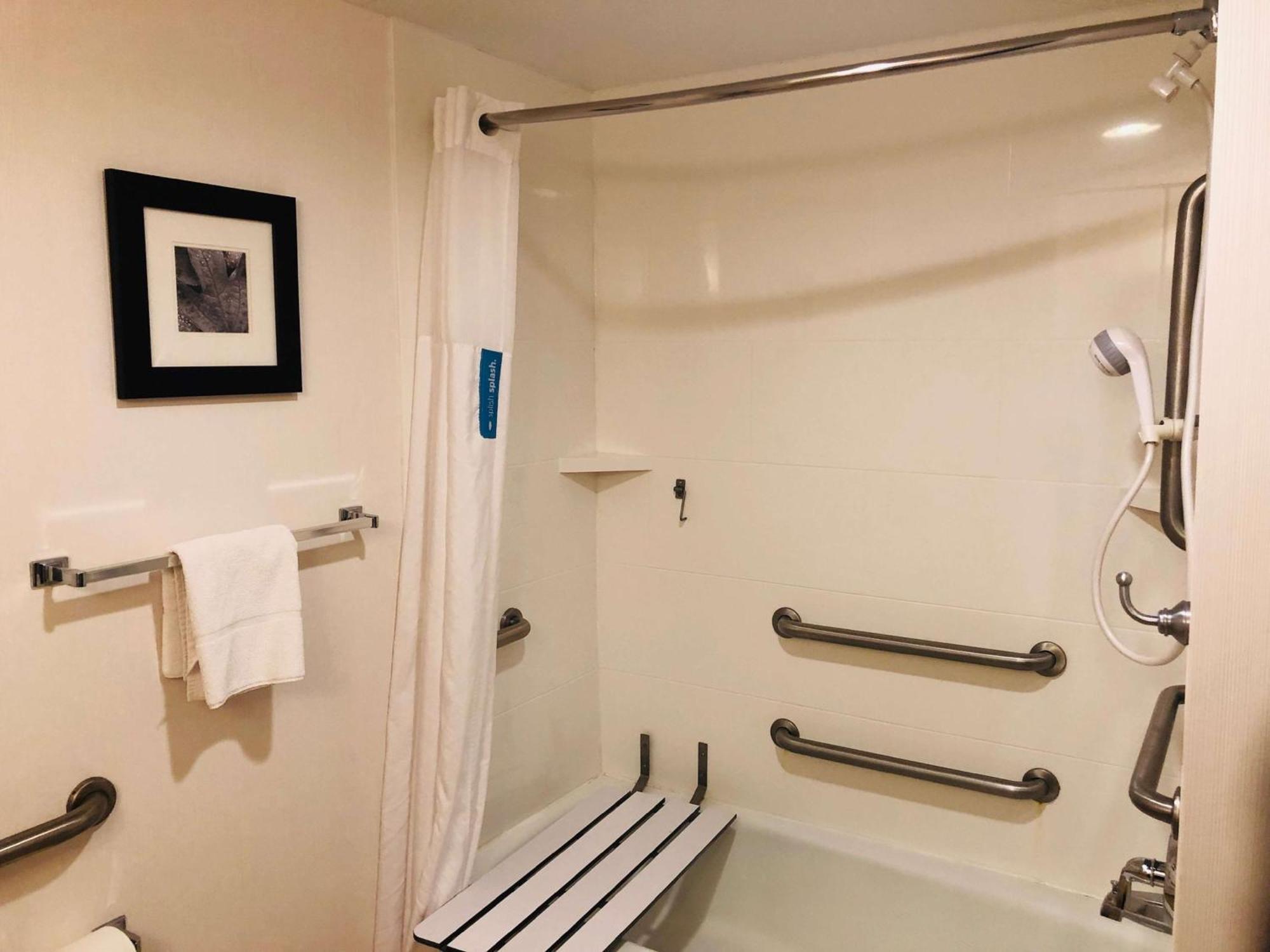 Queen Room with Mobility Access/Non-Smoking
