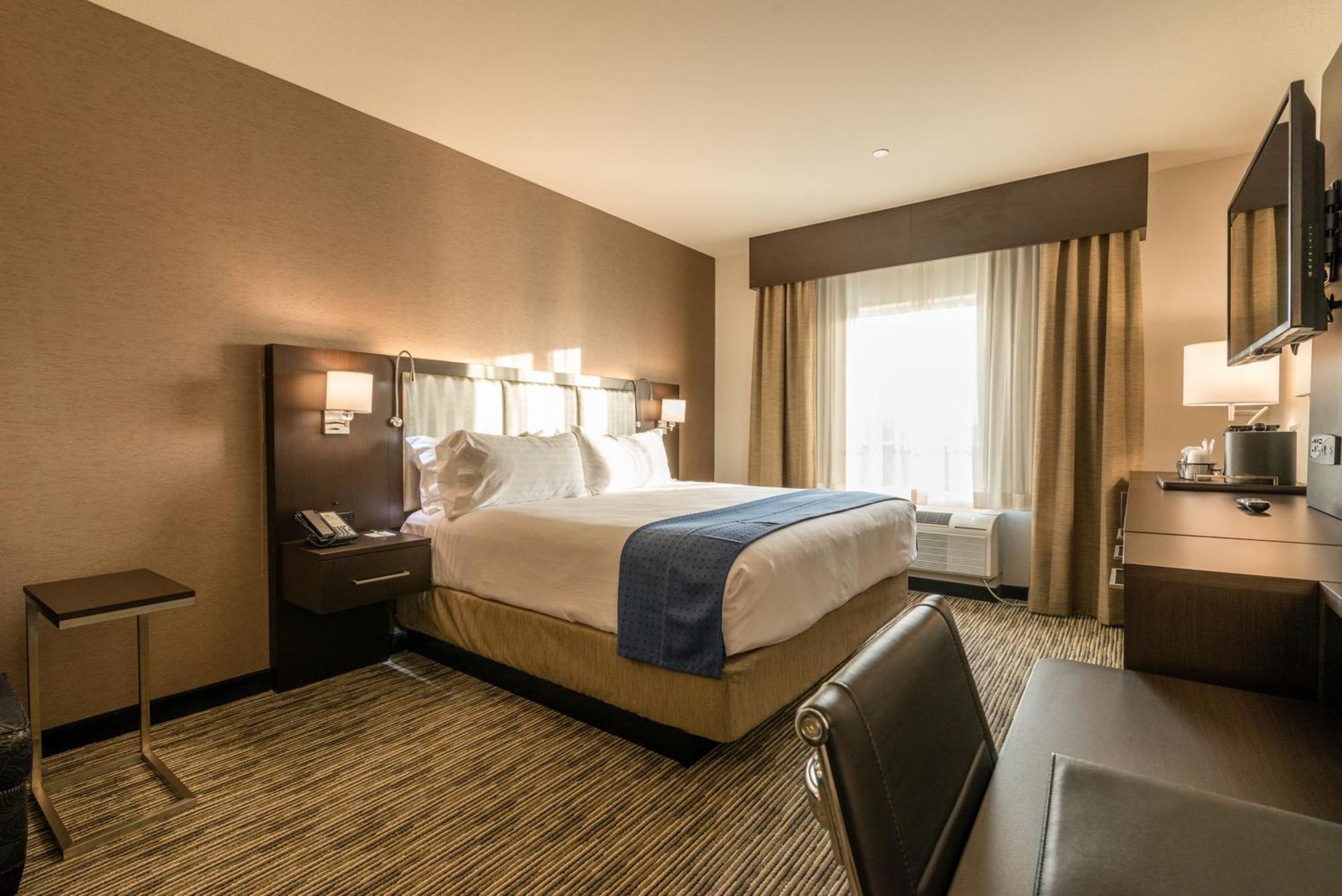 King Room Hearing Accessible or Non-Smoking