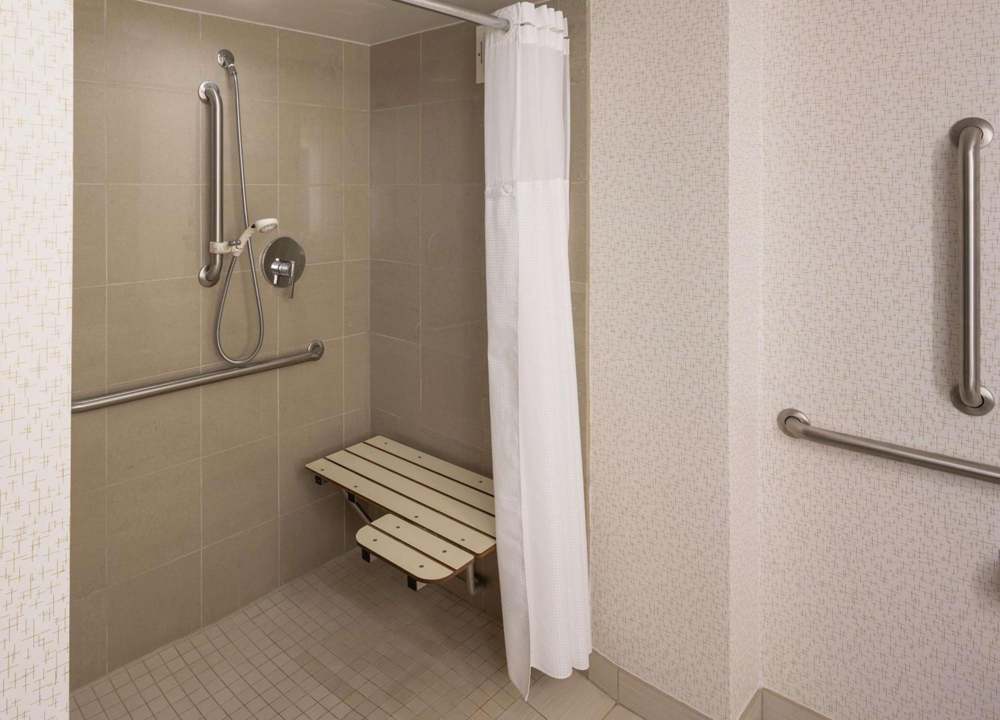 Queen Room with Roll-in Shower - Mobility and Hearing Access/Non-Smoking,1557446716:JPEG