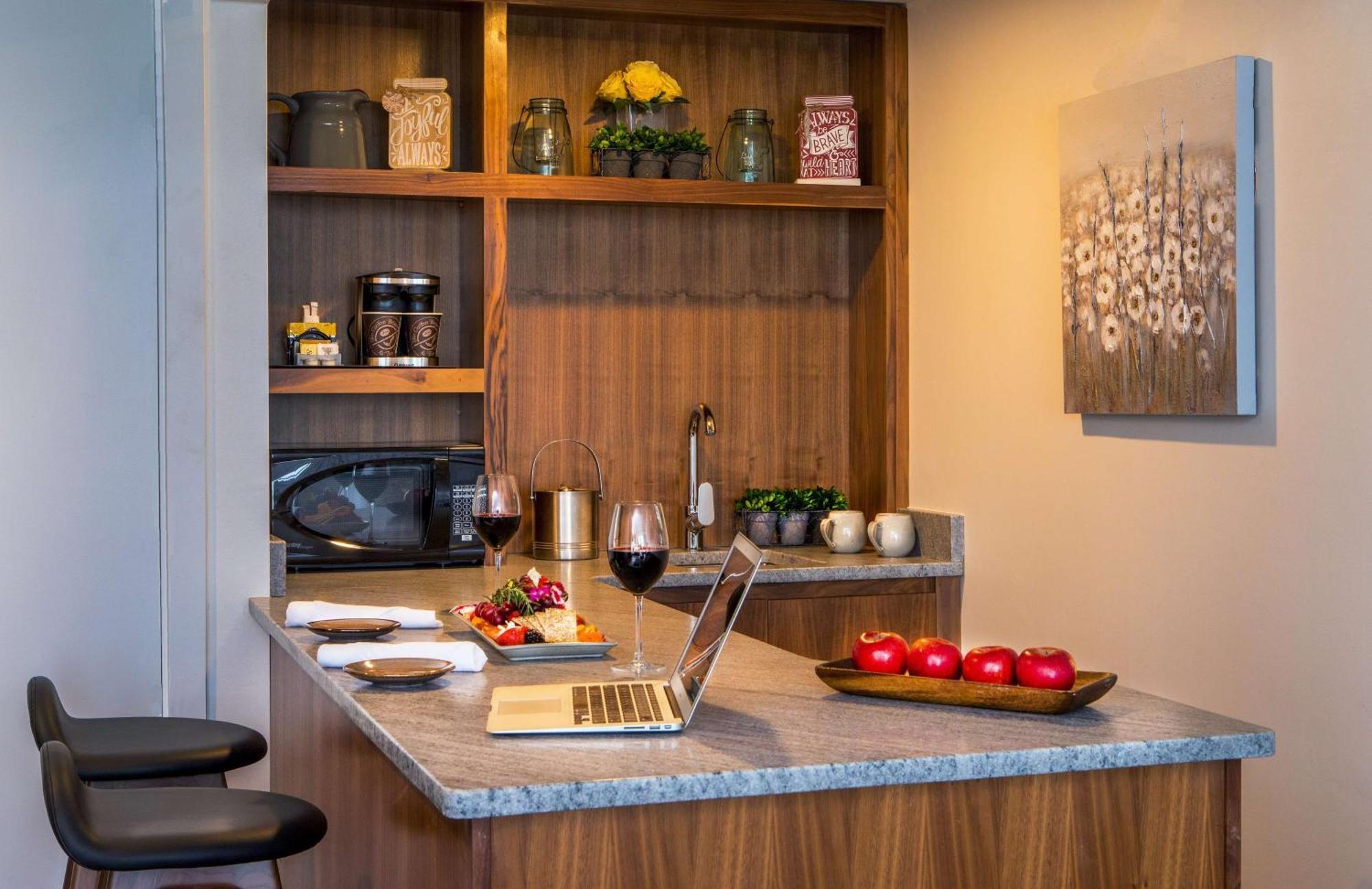 Two-Room King Suite with kitchenette,1551376594:JPEG