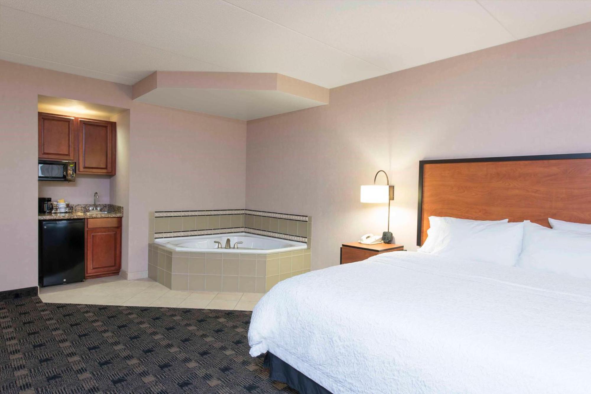 King Studio with Fireplace and Spa Bath,1281665986:JPEG