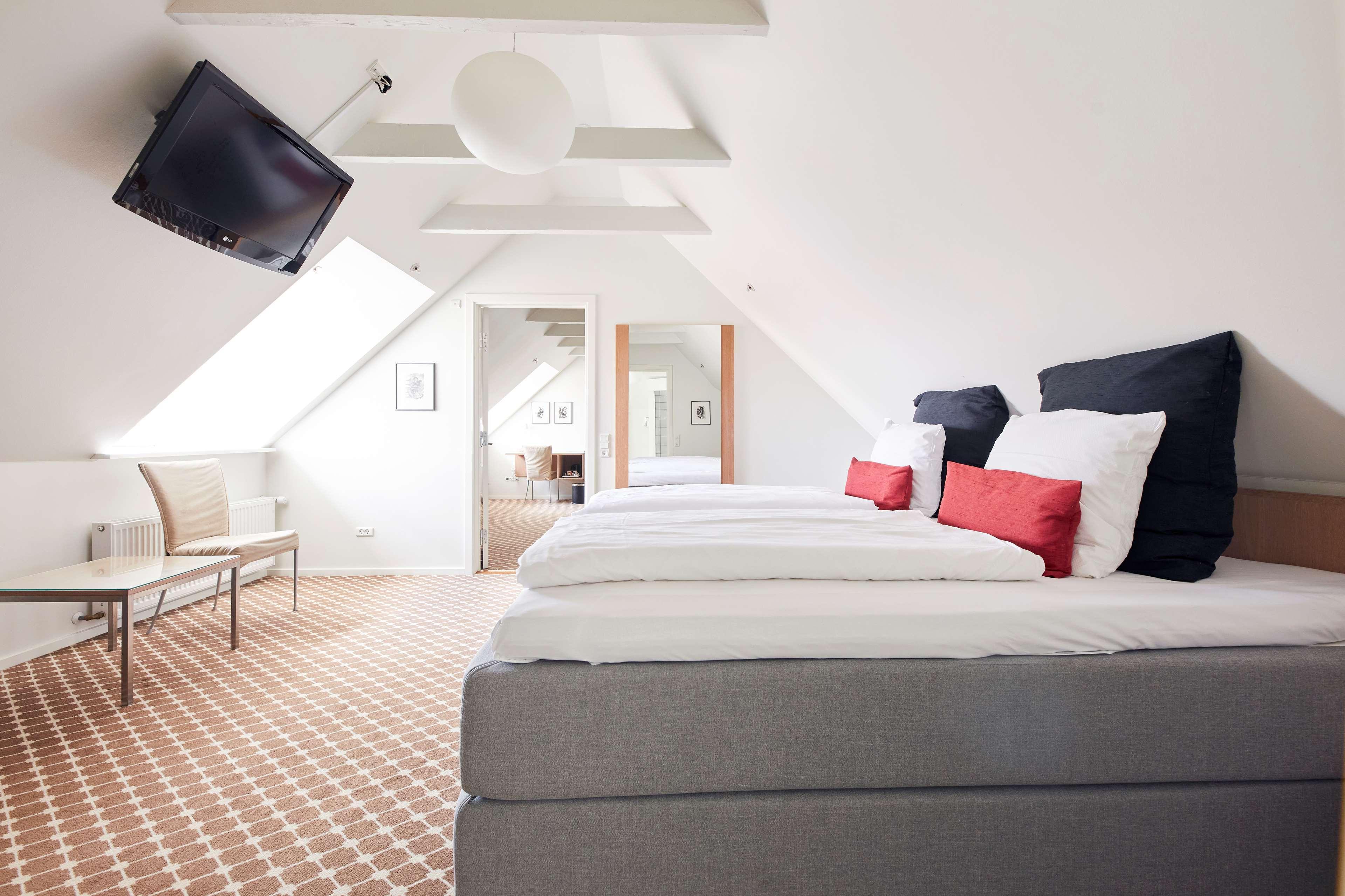 King Suite with Jacuzzi,1282045210:JPEG