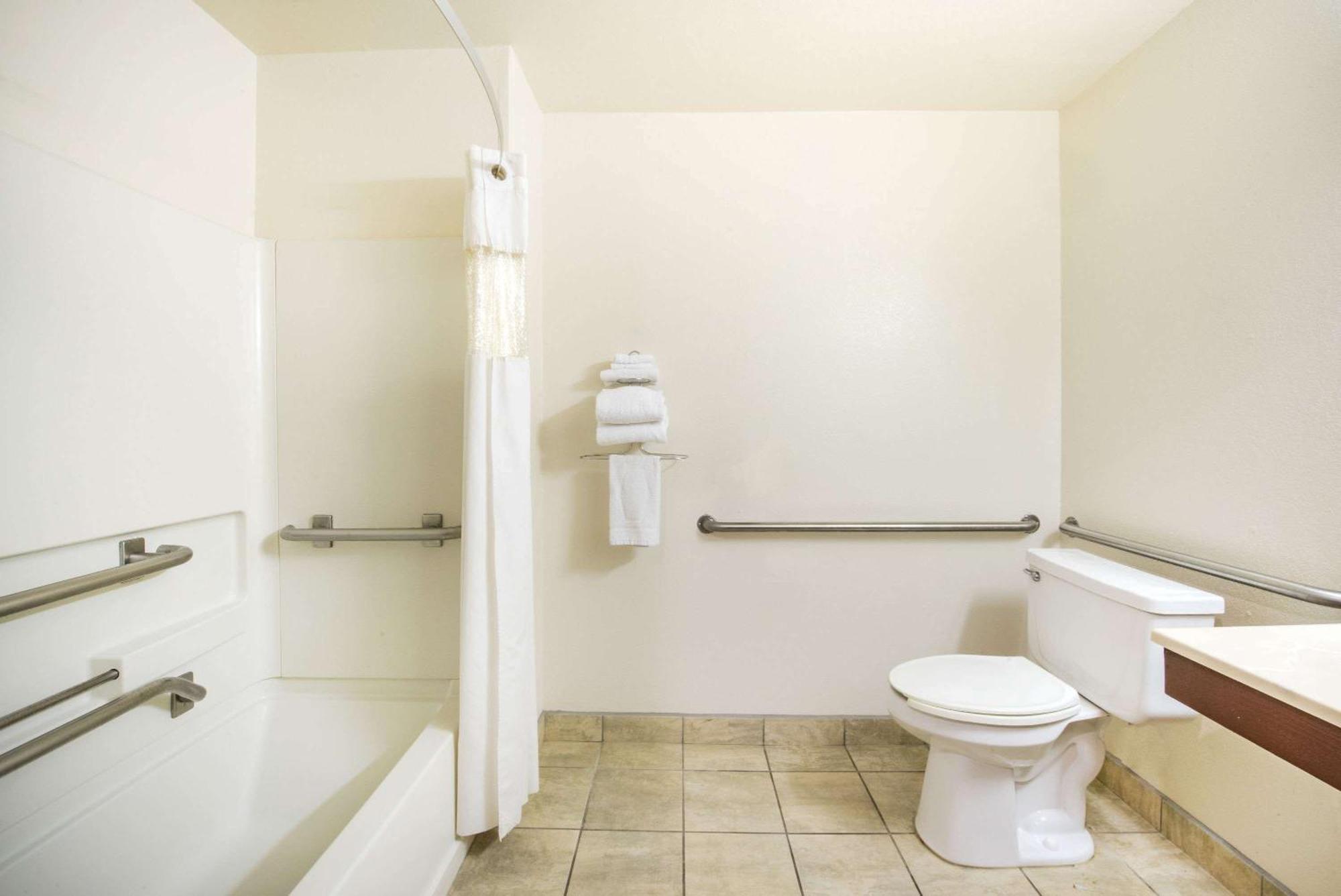 Queen Room Bath Tub Mobility Accessible or Non-Smoking,686698884:JPEG