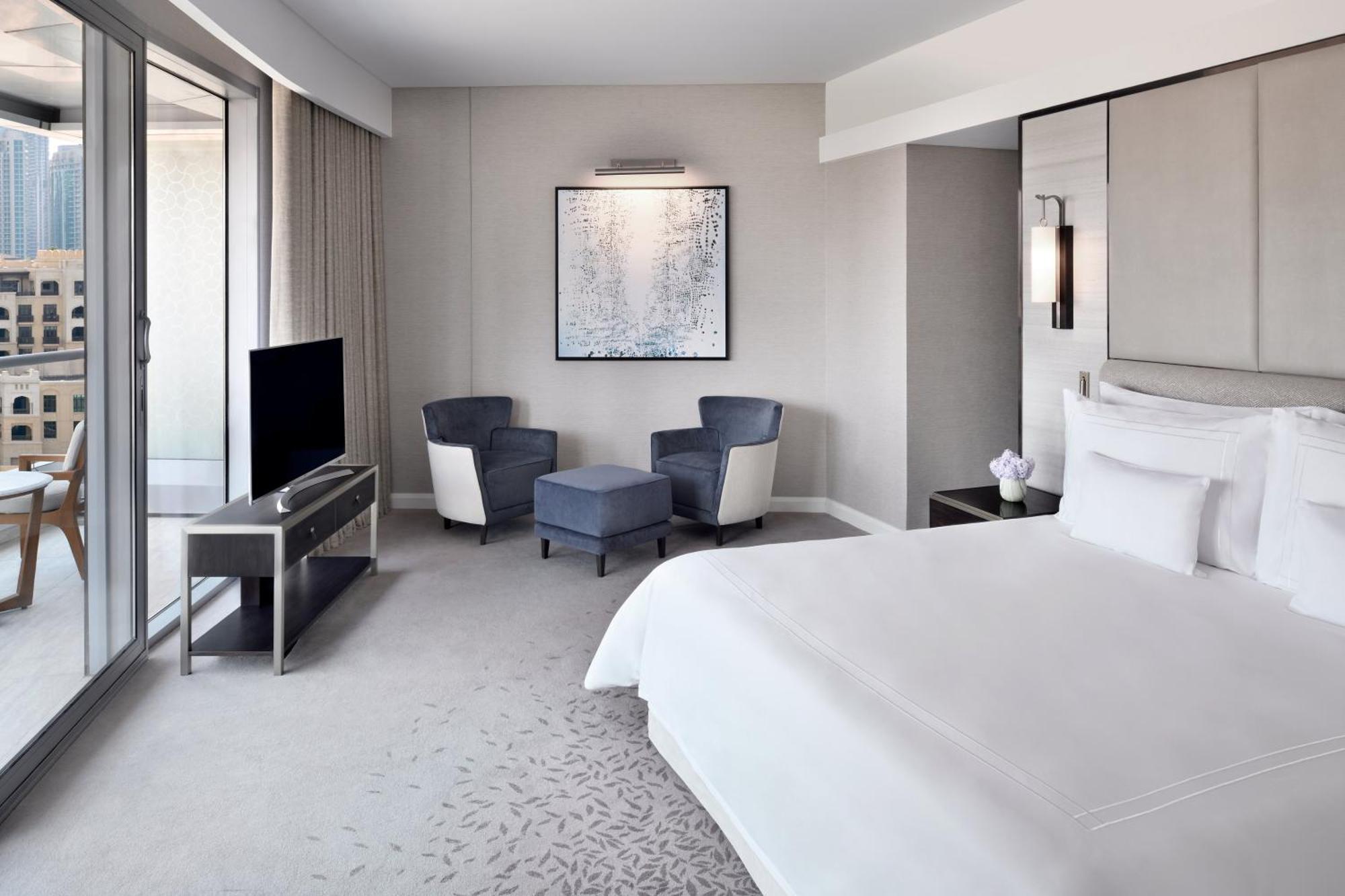 Executive Suite Downtown View with Balcony and Lounge Access,1282495798:JPEG