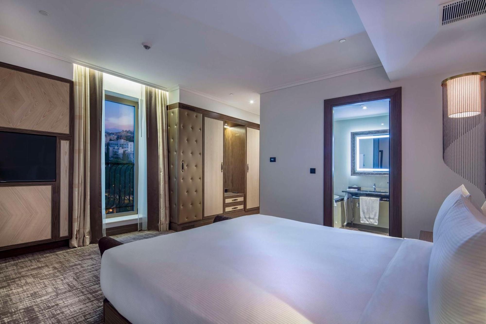 King Guest Room,1552459231:JPEG