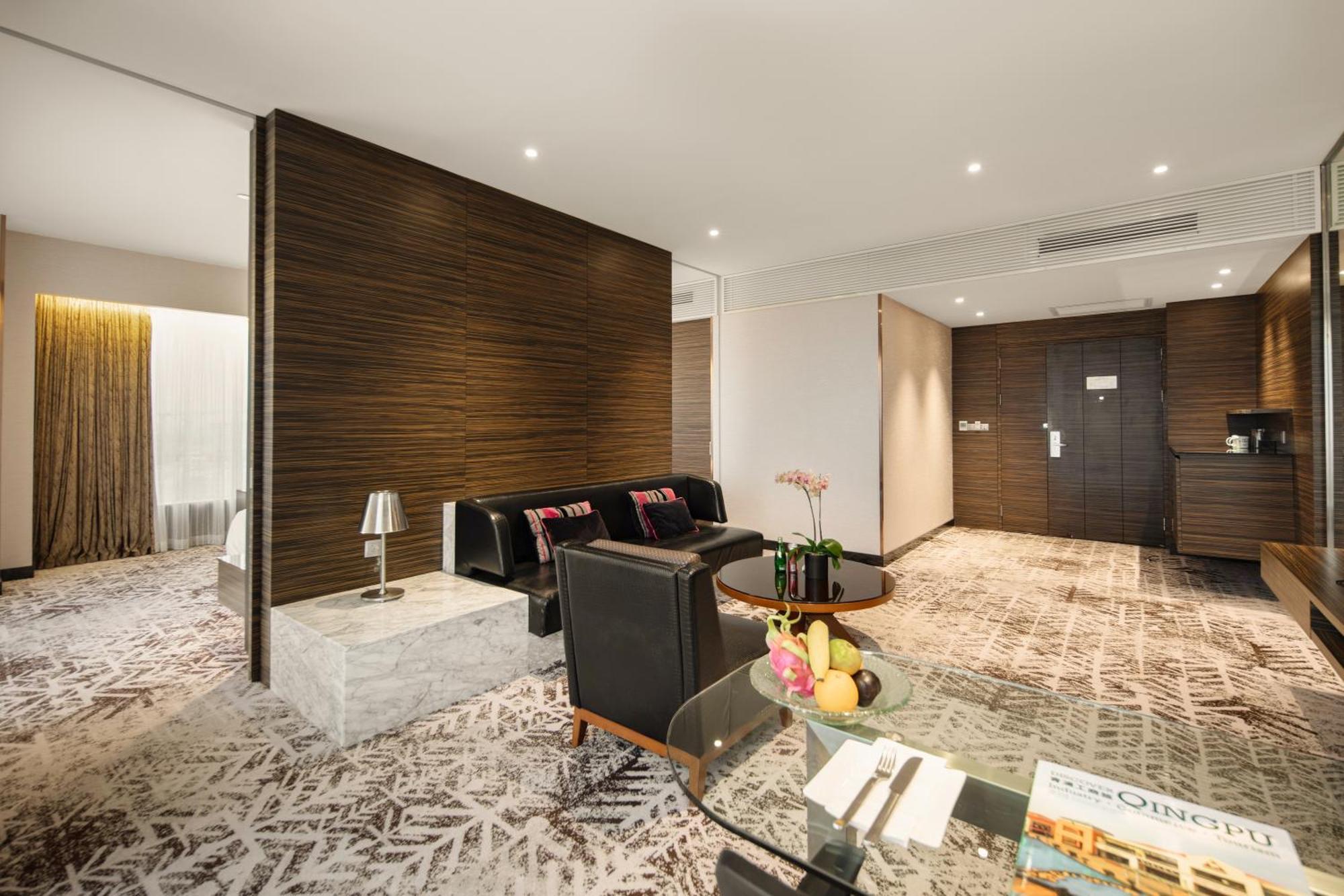 One-Bedroom King Suite with Dining Area