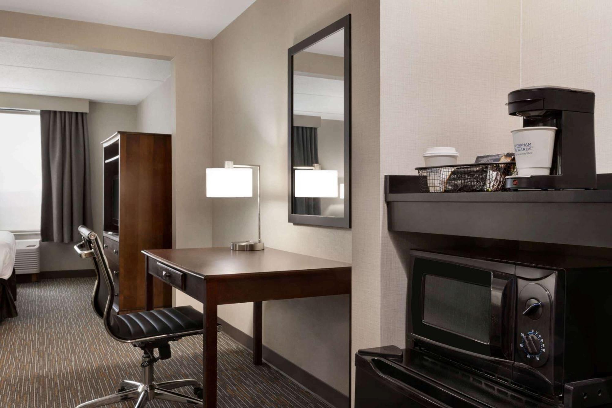 King Room with Roll-In Shower - Mobility/Hearing Accessible - Non-Smoking
