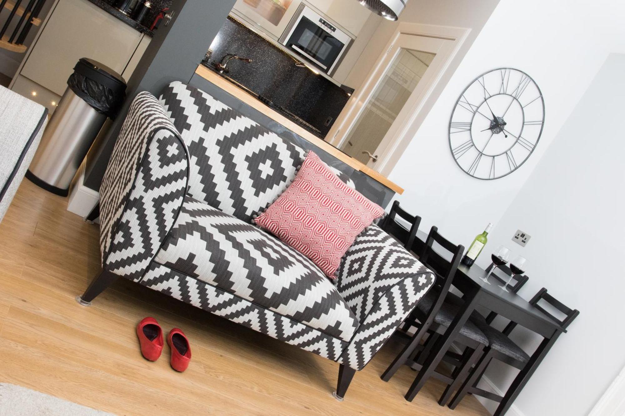 Luxury Two-Bedroom Apartment,909532783:JPEG