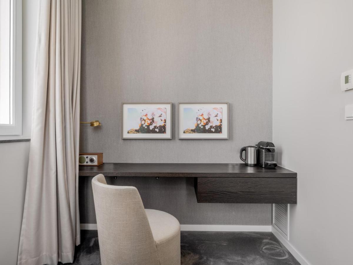 Extra Large Room Separate Living Area Bathtub