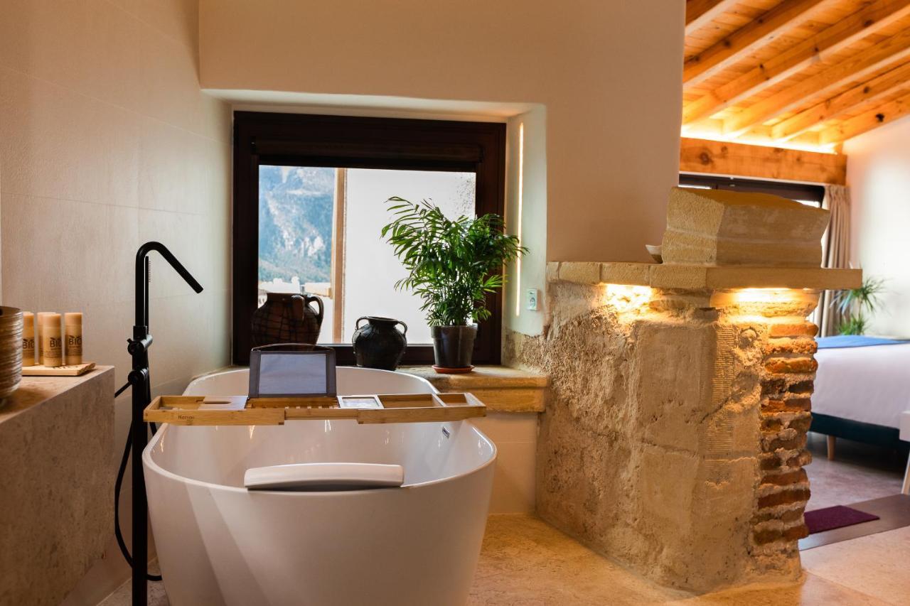 Deluxe Double Room Terrace Fireplace Bathtub