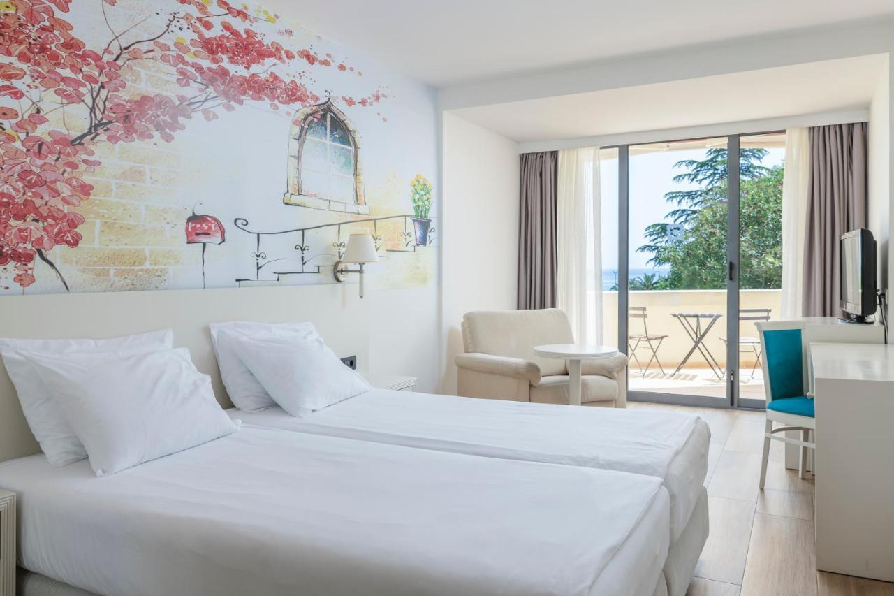 Double or Twin Room Sea View