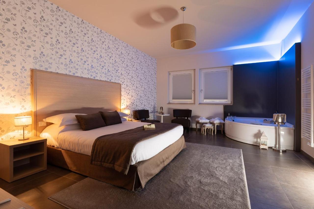 Suite with Spa Bath,1301551378:JPEG