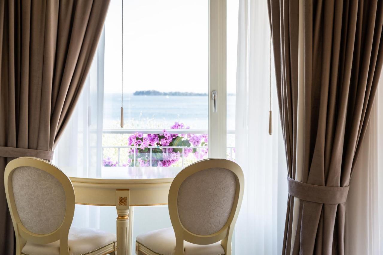 One-Bedroom Apartment with Lake View and Balcony,1544475340:JPEG