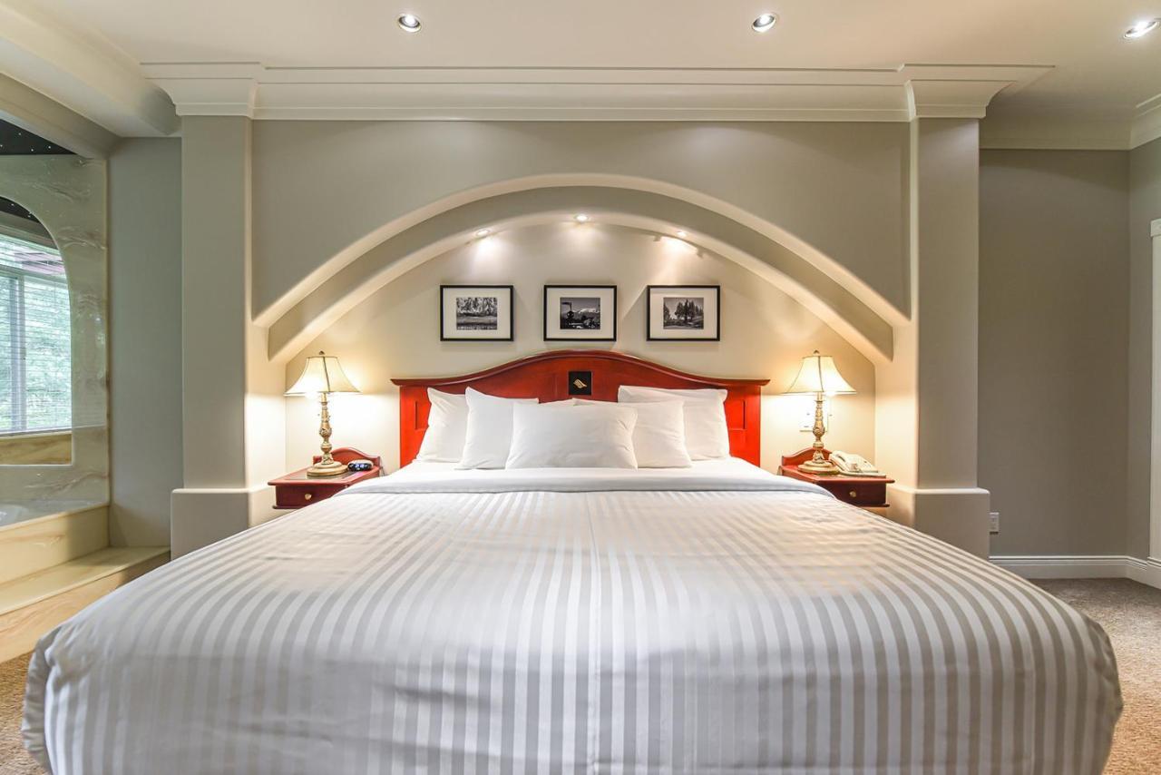 One-Bedroom Suite Whirlpool
