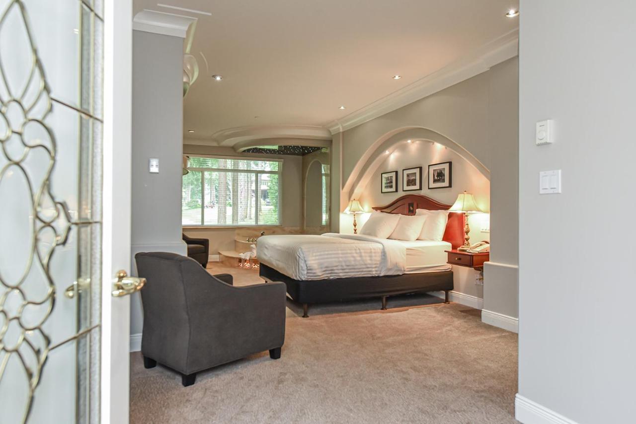 One-Bedroom Suite Whirlpool