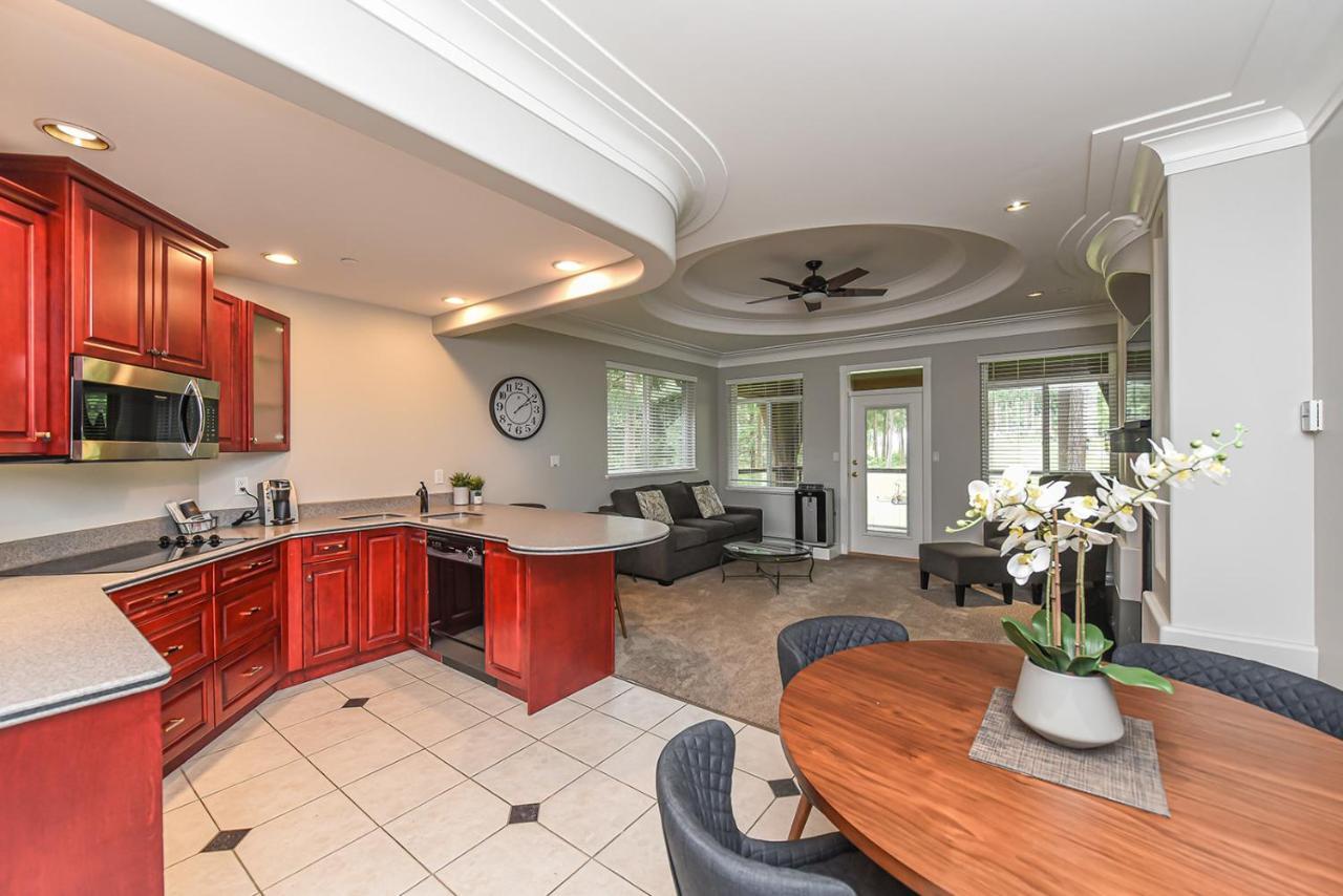 One-Bedroom Suite Whirlpool