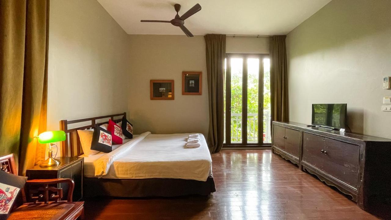 Deluxe Canal View King Bed