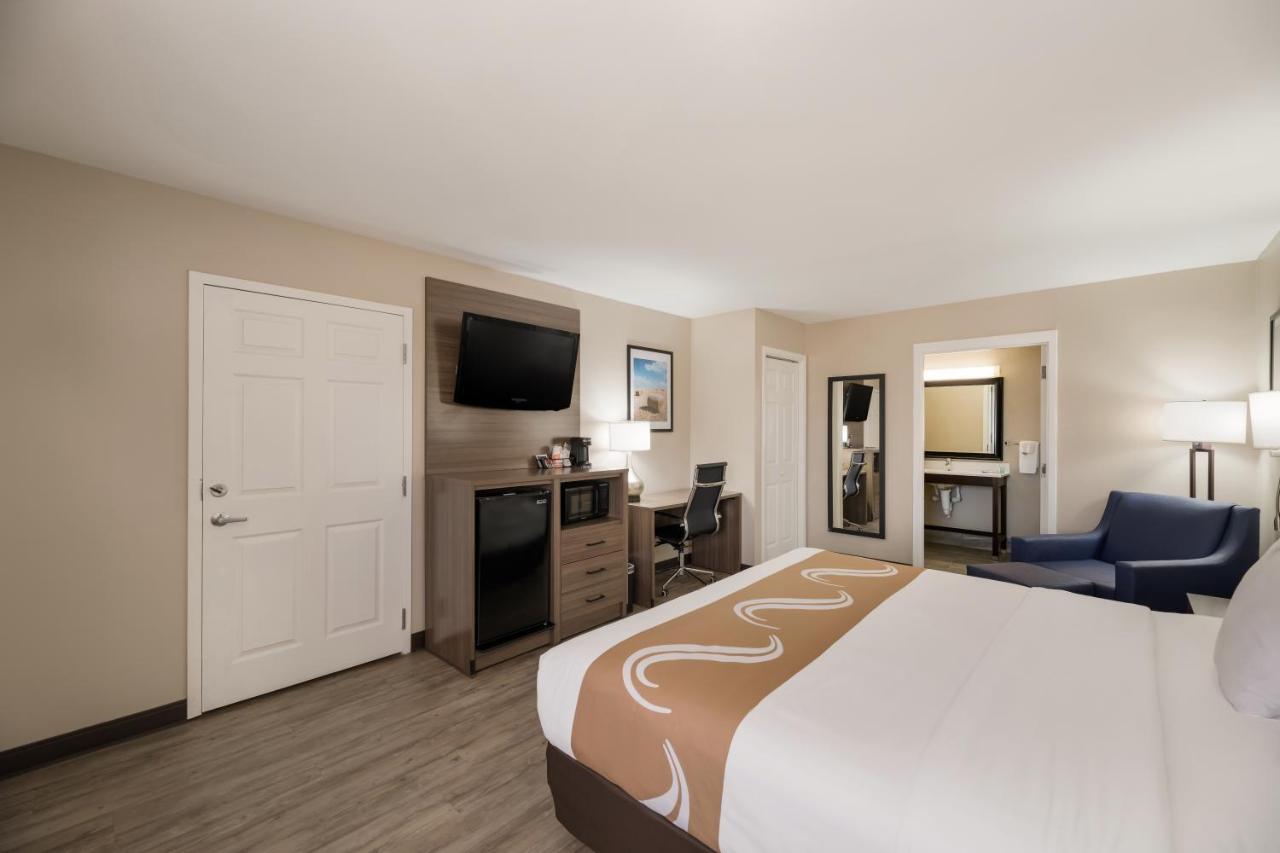 King Room with Roll-in-Shower - Accessible/Non-Smoking